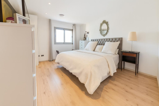 Segundo dormitorio luminoso con suelo de madera