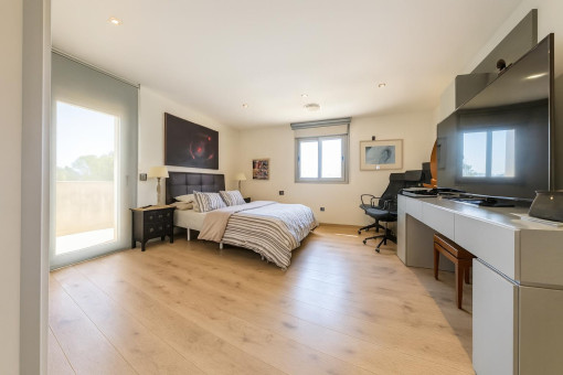 Dormitorio doble luminoso con área de trabajo