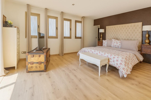 Dormitorio principal luminoso con vestidor