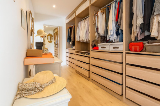 Amplio vestidor con almacenamiento de ropa