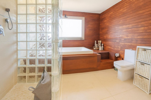 Baño moderno con ducha y bañera