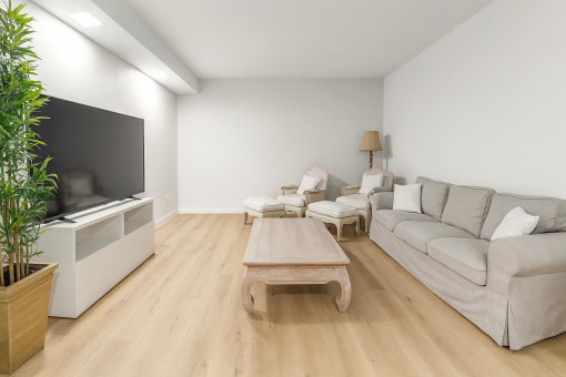 Salón moderno y acogedor con televisor