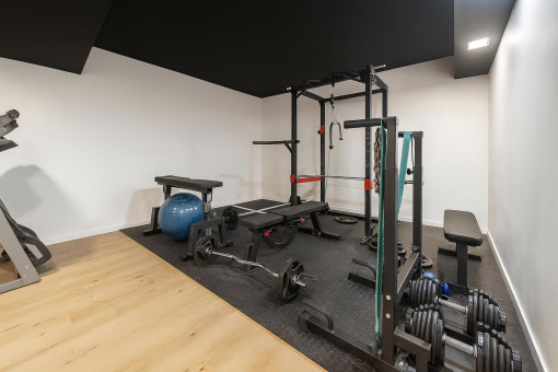 Gimnasio en casa con pesas y cinta de correr