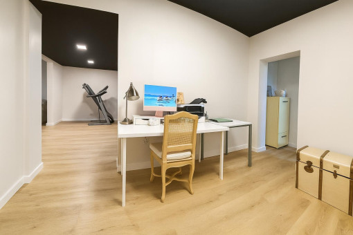 Oficina en casa moderna con cinta de correr