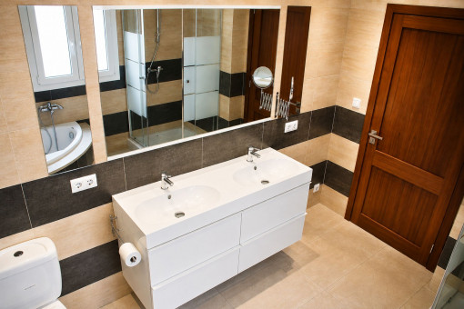 Baño privado junto al primer dormitorio