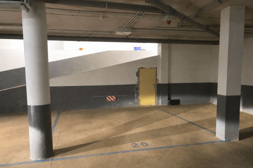 Amplia plaza de aparcamiento subterráneo con trastero contiguo