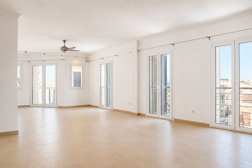 Sala de estar y comedor con acceso al balcón