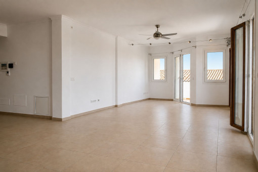 Sala de estar y comedor con acceso al balcón