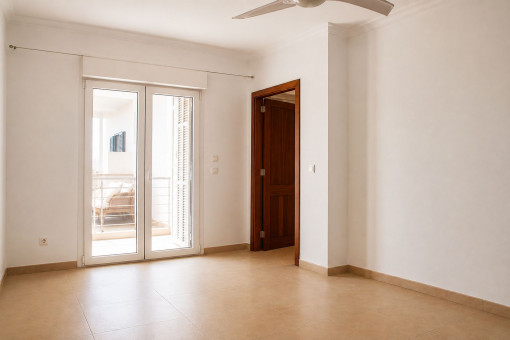 Primer dormitorio con acceso al segundo balcón