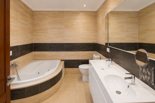 Baño privado junto al primer dormitorio