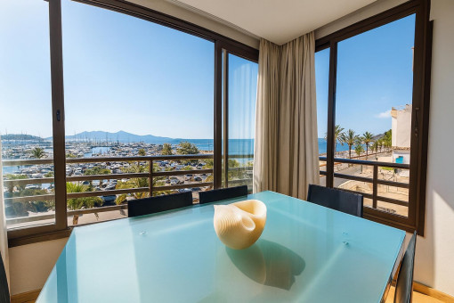 Área de comedor con vistas al mar y puerto