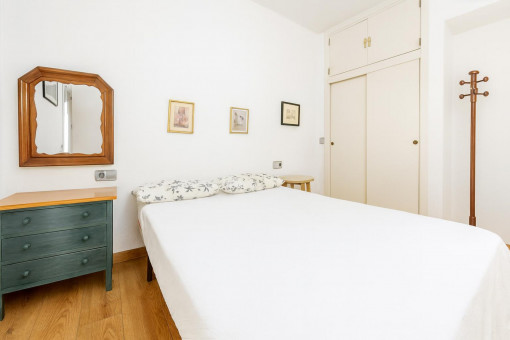 Dormitorio doble sencillo con armario
