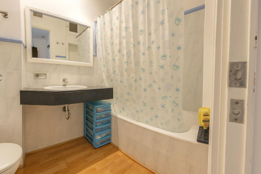 Baño pequeño con inodoro y lavabo