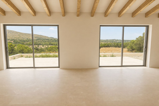 Salón comedor con vistas al entorno natural y a la piscina
