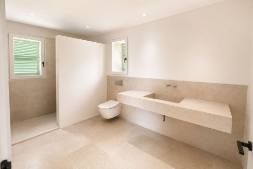 Baño con amplio lavabo