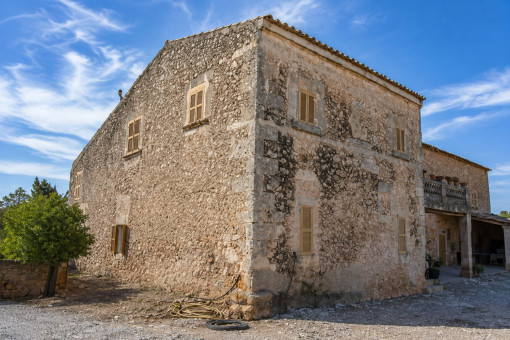 Fachada tradicional de piedra natural