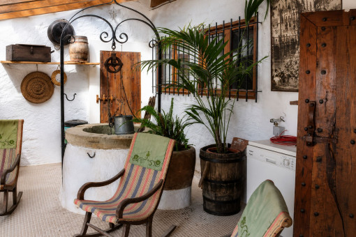 Patio mallorquín con pozo