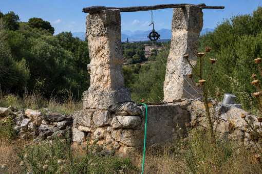 Pozo histórico de piedra
