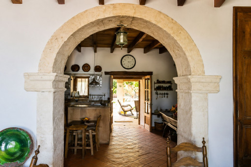 Arco histórico de piedra en la casa principal