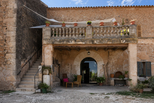 Fachada principal con terraza