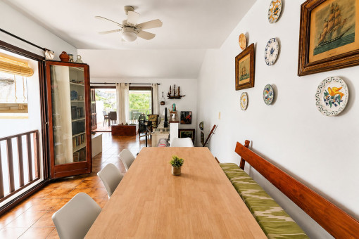 Amplio comedor con espacio para familia e invitados