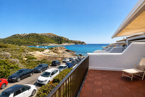 Terraza soleada con vistas a Cala Agulla