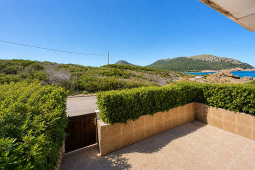 Terraza privada con vistas a la vegetación y hacia el mar
