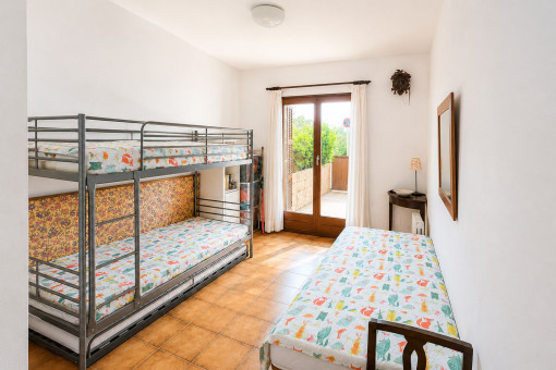 Dormitorio adicional con litera y cama individual