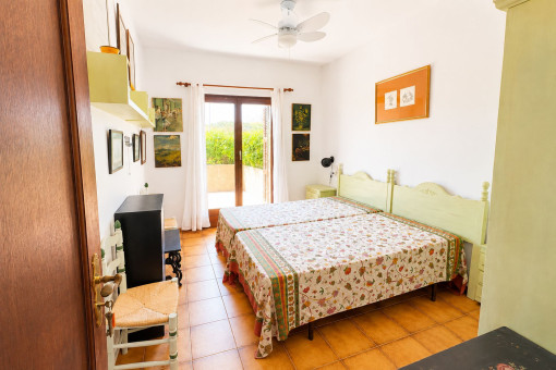 Dormitorio con dos camas individuales