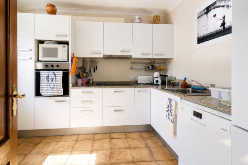 Cocina equipada y amueblada