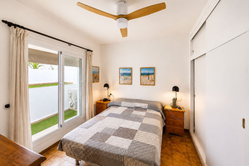 Luminoso dormitorio con cama doble
