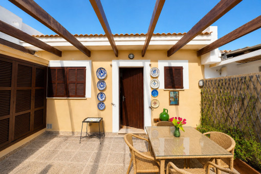 Patio mediterráneo con zona de estar