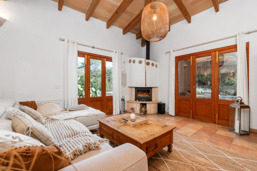 Acogedora zona de estar con sofá y chimenea