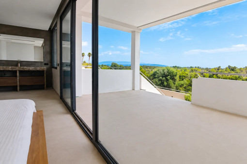 Terraza cubierta con acceso al dormitorio