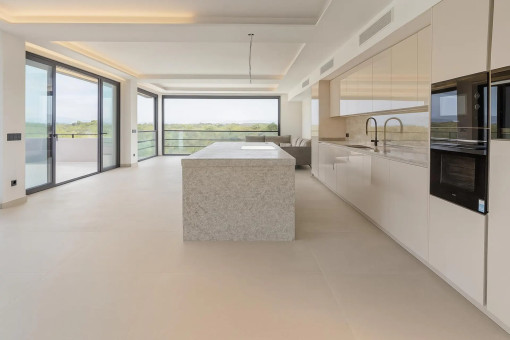 Cocina de diseño abierta junto a la zona de estar