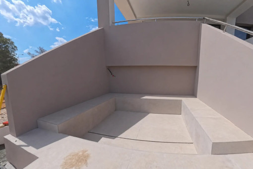 Banco integrado en la soleada terraza