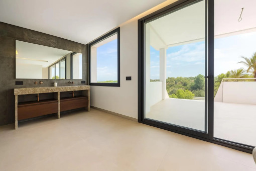 Baño principal con acceso directo a la terraza