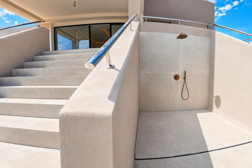 Escalera exterior de acceso a la terraza superior