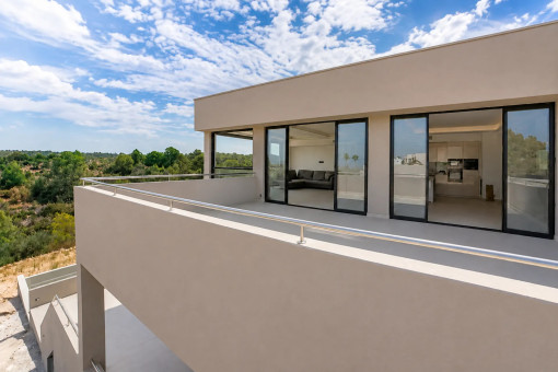 Fachada moderna de la villa con un amplio balcón