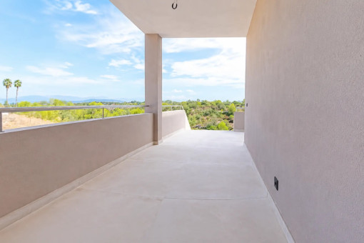 Espaciosa terraza cubierta de la villa moderna