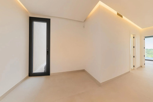 Distribuidor de la zona de dormitorios con iluminación indirecta