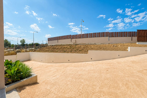 Amplia parcela ajardinada de la villa en Son Gual