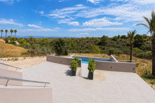 Soleada terraza de la piscina con vistas abiertas