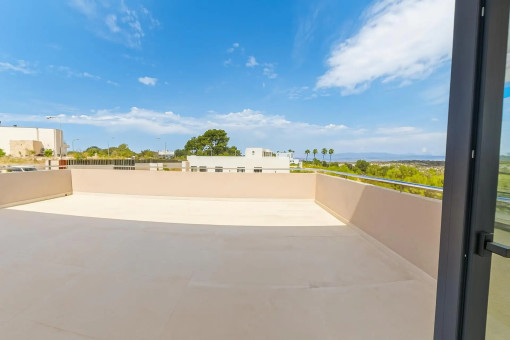 Zona de estar en la planta superior con gran terraza panorámica