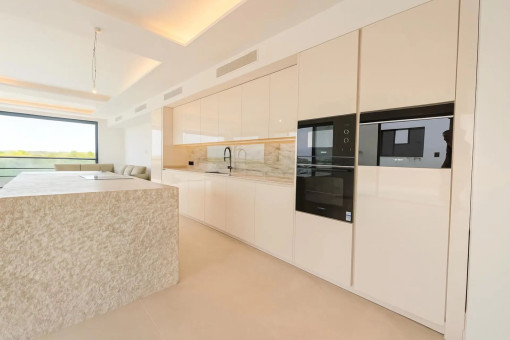 Moderna cocina de diseño con isla de piedra natural