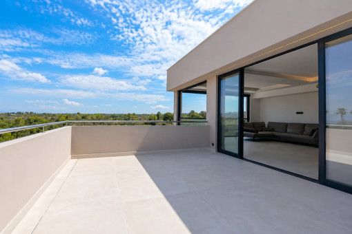 Terraza superior con acceso directo a la zona de estar