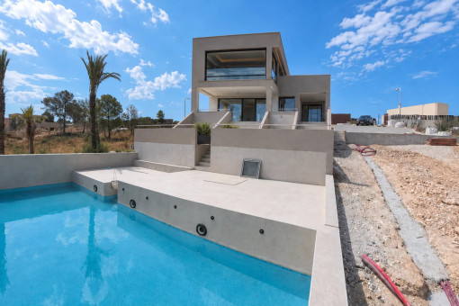 Piscina privada y fachada moderna de la villa en Son Gual
