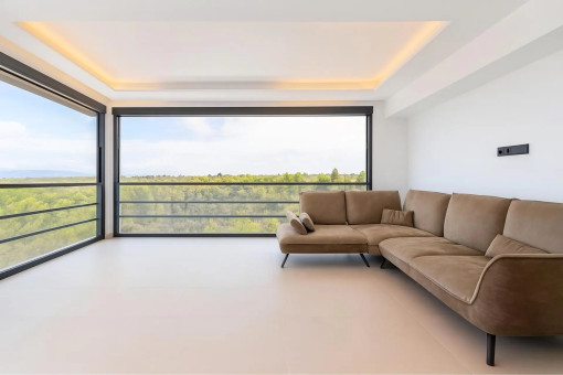 Salón panorámico con ventanales de suelo a techo