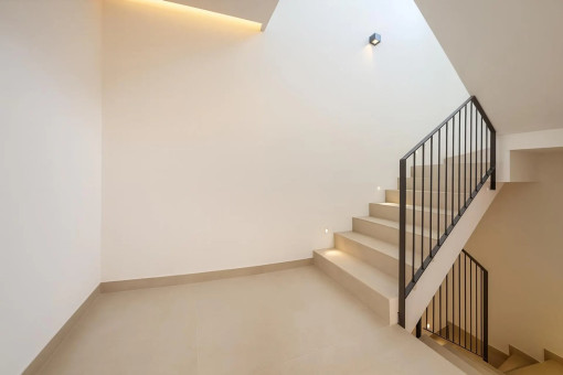 Moderna escalera interior entre las plantas de la vivienda