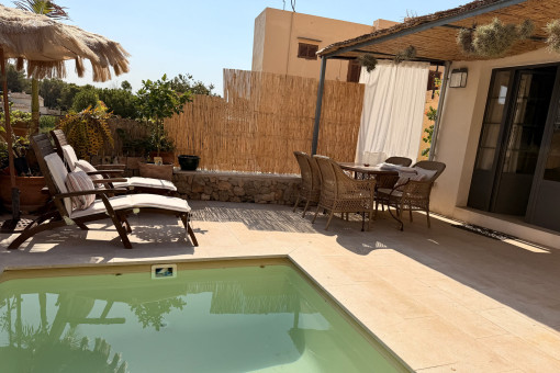 Terraza cubierta con piscina